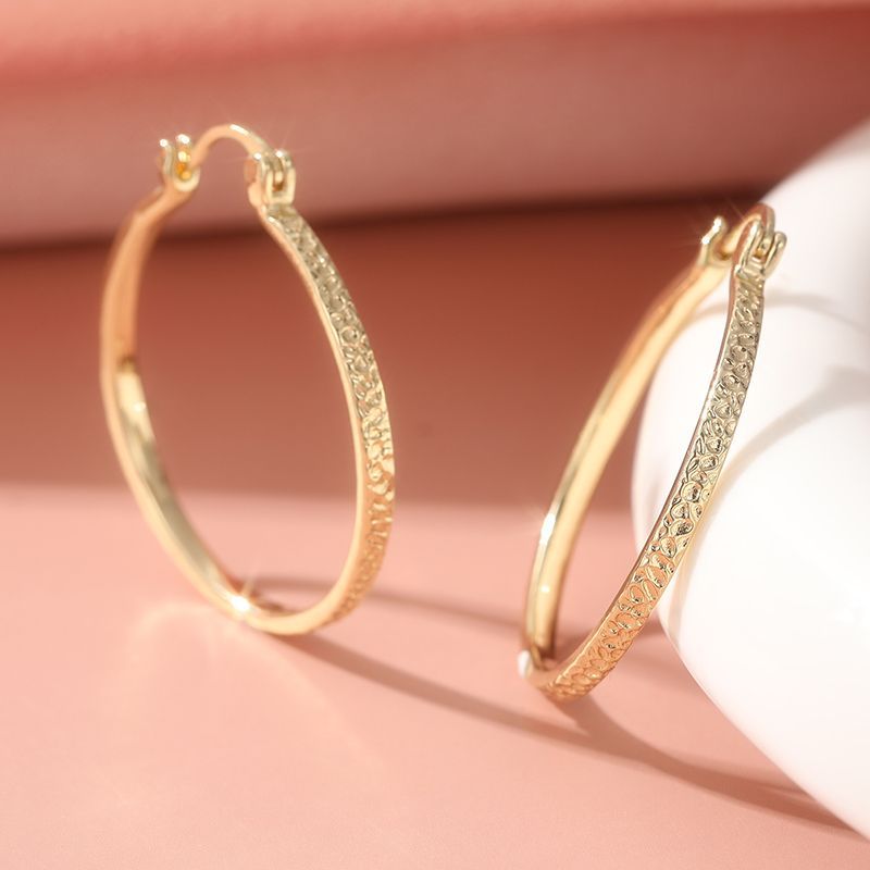 Goldene Creolen Im Vintage Stil Texturiert Mit Einzigartigem Design_voghion.com