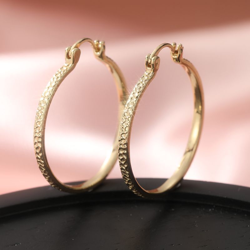 Goldene Creolen Im Vintage Stil Texturiert Mit Einzigartigem Design_voghion.com