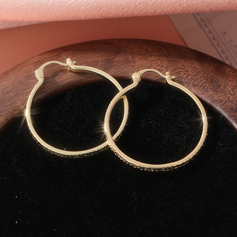 Goldene Creolen Im Vintage Stil Texturiert Mit Einzigartigem Design_voghion.com