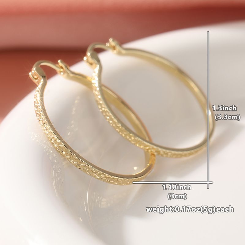 Goldene Creolen Im Vintage Stil Texturiert Mit Einzigartigem Design_voghion.com