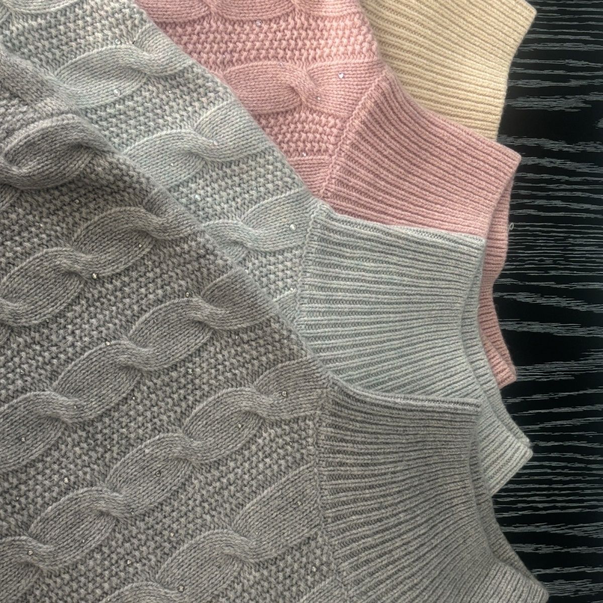 100%羊毛+手工烫钻|中高领毛衣,保暖与精致并存求职季淡人穿搭