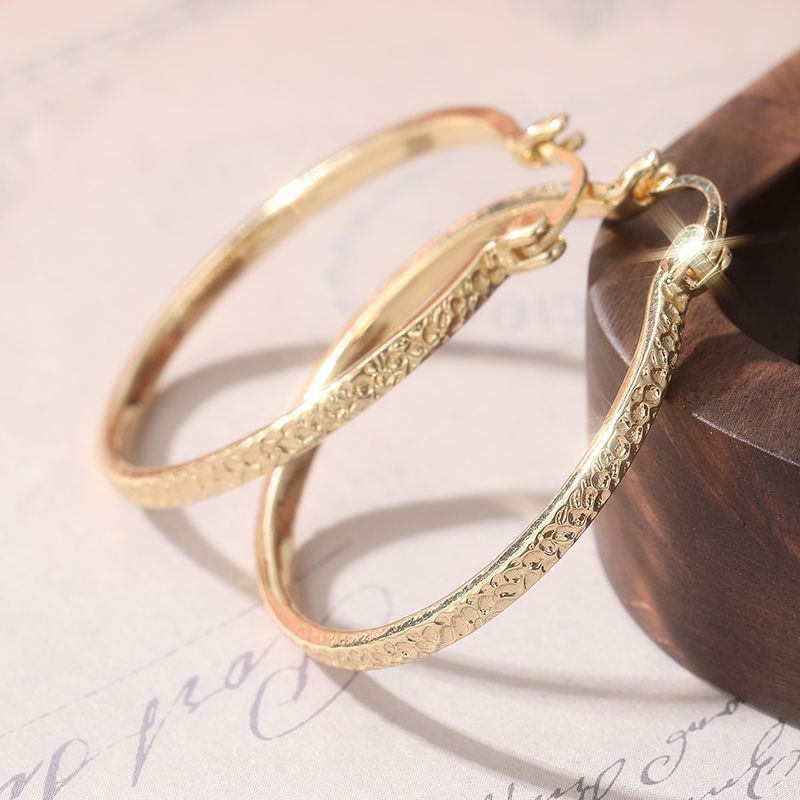 Goldene Creolen Im Vintage Stil Texturiert Mit Einzigartigem Design_voghion.com