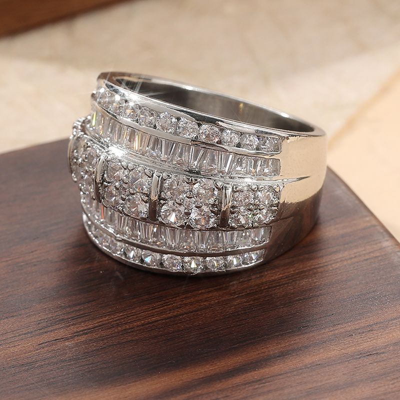 Anello di design con zirconi elegante e alla moda gioiello_voghion.com