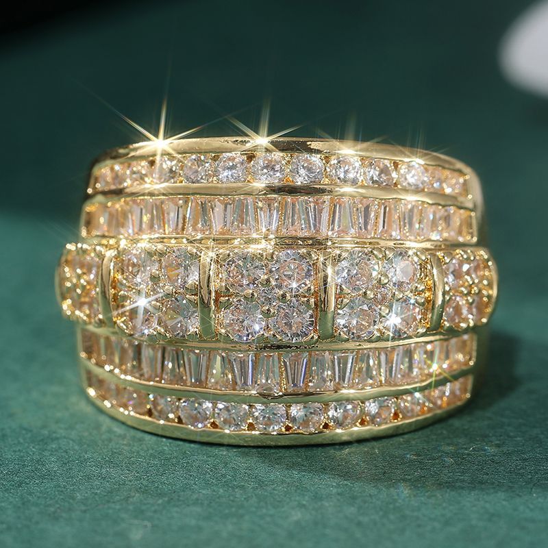 Anello di design con zirconi elegante e alla moda gioiello_voghion.com