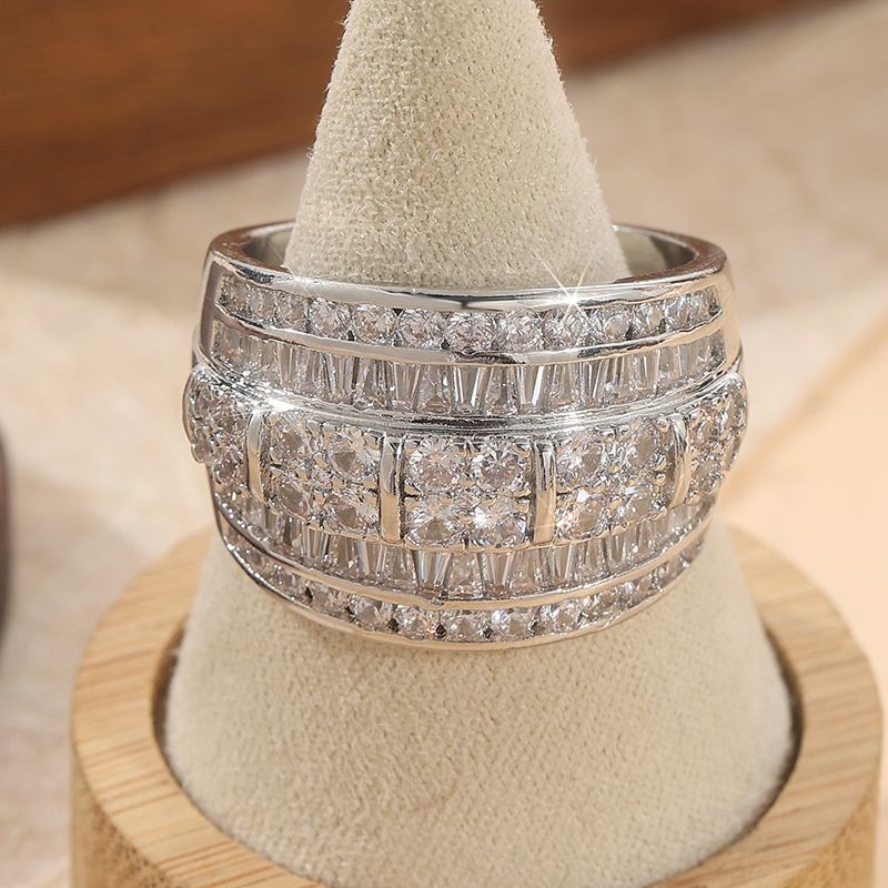 Anello di design con zirconi elegante e alla moda gioiello_voghion.com