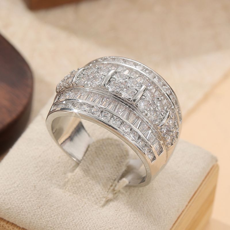 Anello di design con zirconi elegante e alla moda gioiello_voghion.com