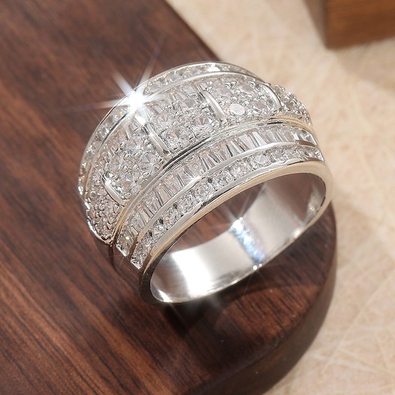 Anello di design con zirconi elegante e alla moda gioiello_voghion.com