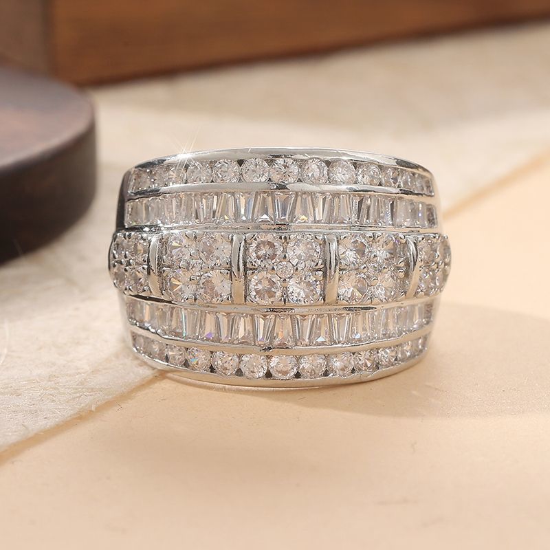 Anello di design con zirconi elegante e alla moda gioiello_voghion.com