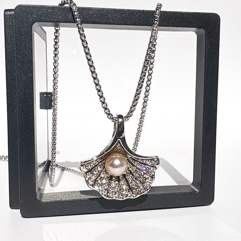 Elegant Ginkgo Leaf Pearl Necklace With Personalized Pendant_voghion.com