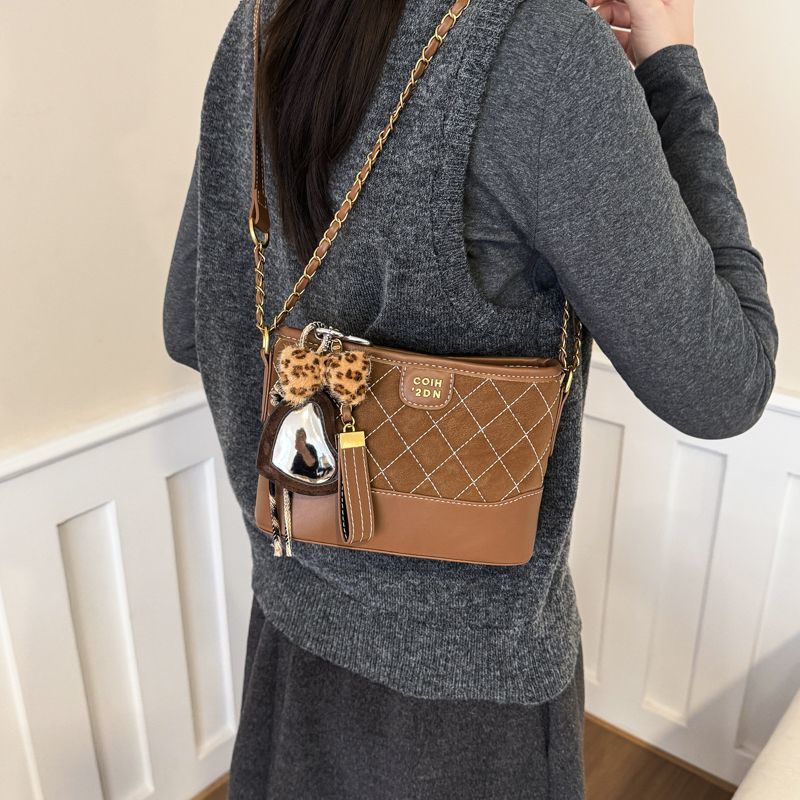 Woven Chic Wandering Chain 2025 Bucket Shoulder Autumn Winter New Fashion Diamond Pattern Crossbody Bag High-end_voghion.com