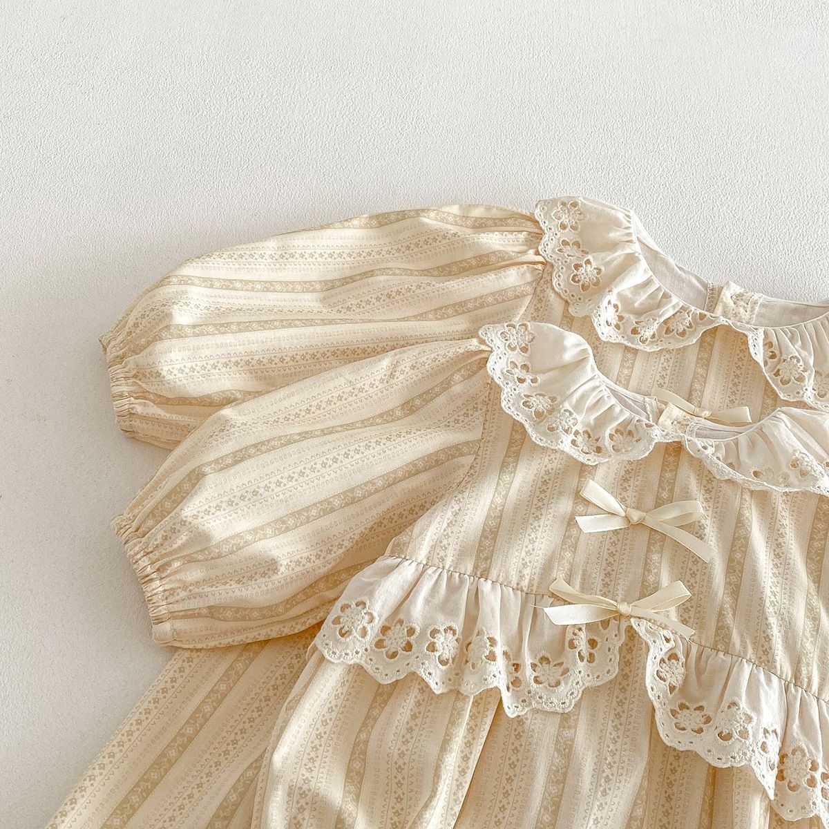 Robe de princesse élégante à manches longues pour le printemps, robe en pur coton pour petites filles, style col poupée 2026_voghion.com
