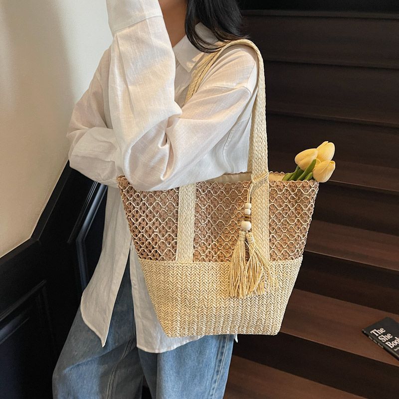 Hochwertige, handgewebte Strohtasche im Strandurlaubsstil mit großem Fassungsvermögen und durchbrochenem Schulterbereich._voghion.com