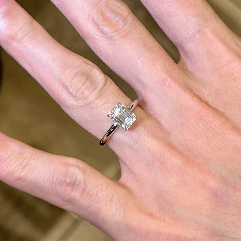 Anillo minimalista de lujo de alta gama para el dedo índice con diamante brillante de 2 quilates en forma de cubo de azúcar pequeño._voghion.com