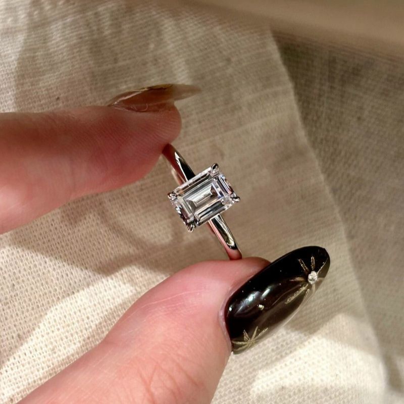 Anillo minimalista de lujo de alta gama para el dedo índice con diamante brillante de 2 quilates en forma de cubo de azúcar pequeño._voghion.com