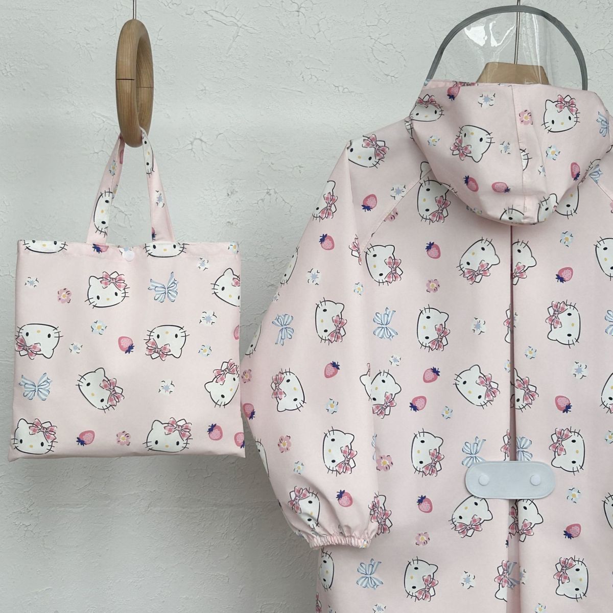 2026新款卡通图案Hello Kitty中大童雨衣可爱防水耐用带书包位 图片 7