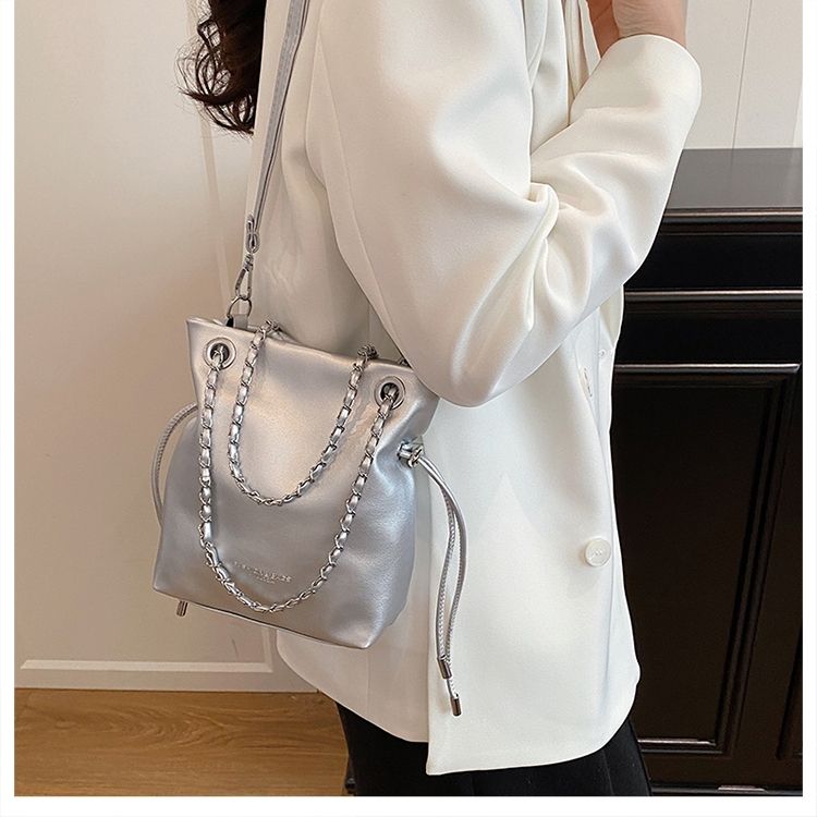 Stylish Solid Colour Crossbody Bucket Bag With Textured Chain Detail_voghion.com