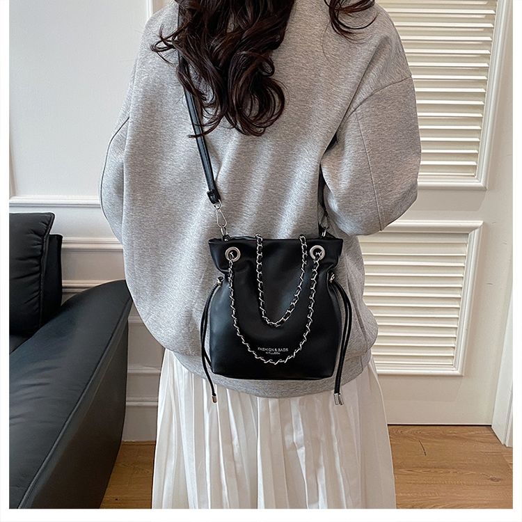 Stylish Solid Colour Crossbody Bucket Bag With Textured Chain Detail_voghion.com