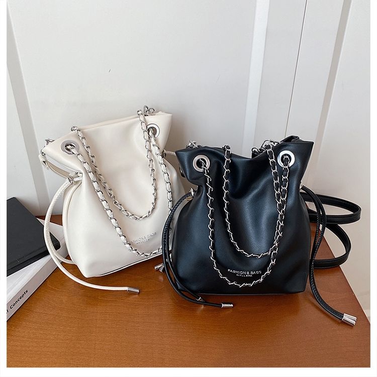 Stylish Solid Colour Crossbody Bucket Bag With Textured Chain Detail_voghion.com