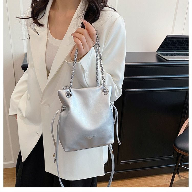 Stylish Solid Colour Crossbody Bucket Bag With Textured Chain Detail_voghion.com