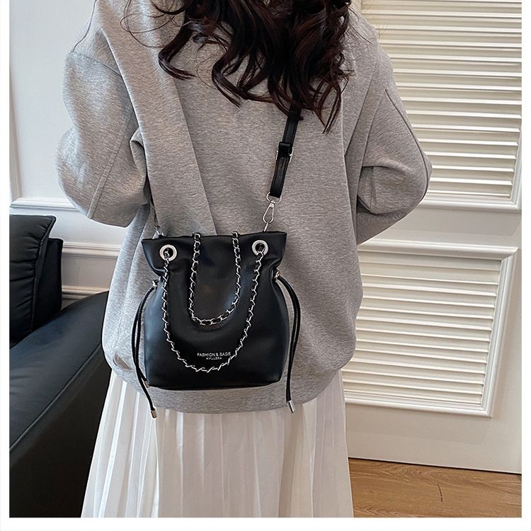 2026 Spring New Solid Color Stylish Chain Textured Fashion Commuting Casual Crossbody Bucket Bag With Elegance_voghion.com