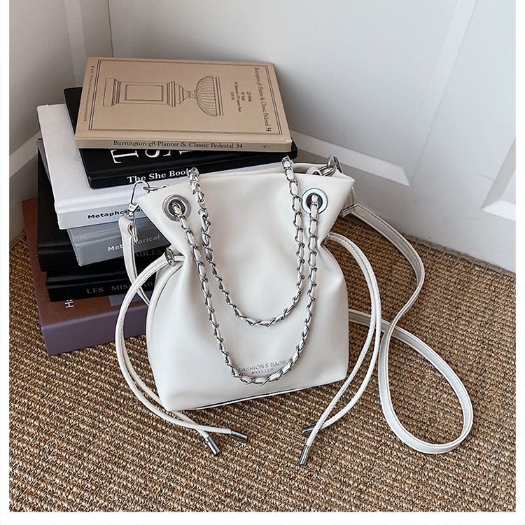 Stylish Solid Colour Crossbody Bucket Bag With Textured Chain Detail_voghion.com