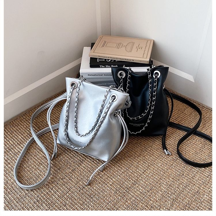 Stylish Solid Colour Crossbody Bucket Bag With Textured Chain Detail_voghion.com