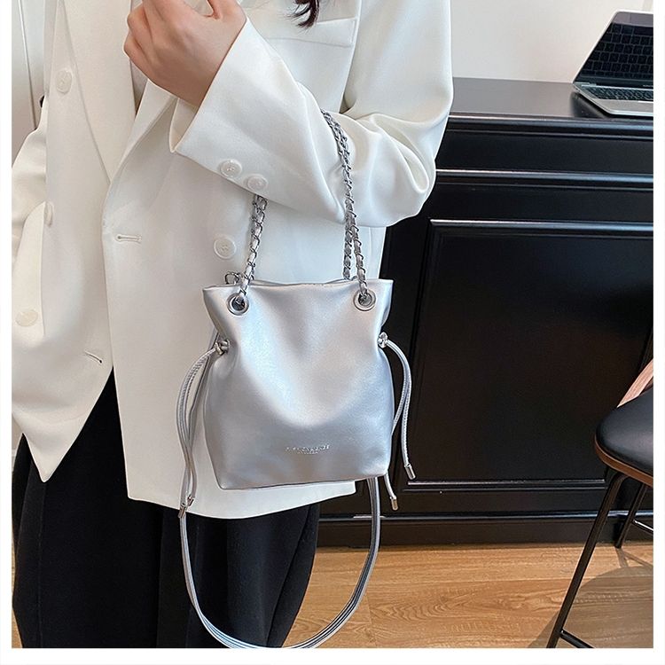 Stylish Solid Colour Crossbody Bucket Bag With Textured Chain Detail_voghion.com