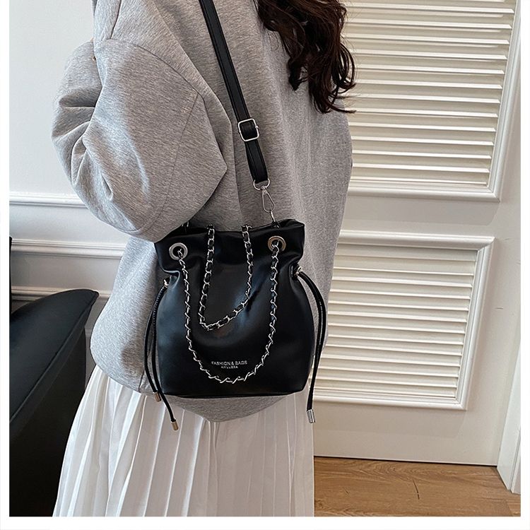 Stylish Solid Colour Crossbody Bucket Bag With Textured Chain Detail_voghion.com