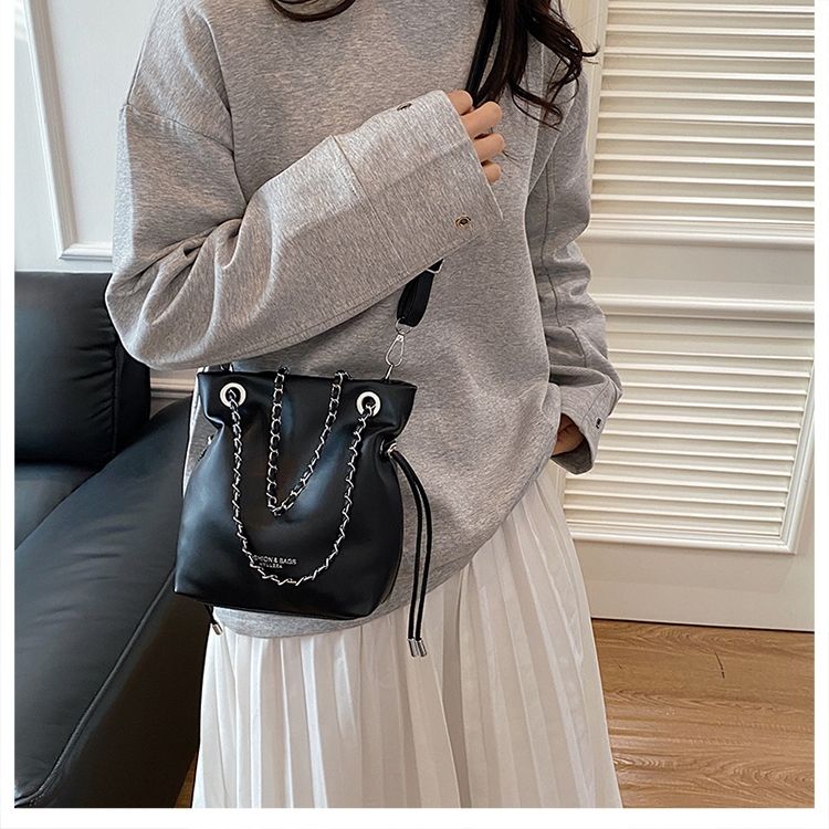 2026 Spring New Solid Color Stylish Chain Textured Fashion Commuting Casual Crossbody Bucket Bag With Elegance_voghion.com