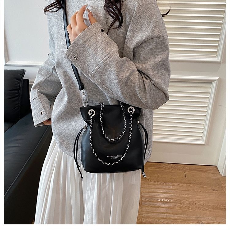 Stylish Solid Colour Crossbody Bucket Bag With Textured Chain Detail_voghion.com