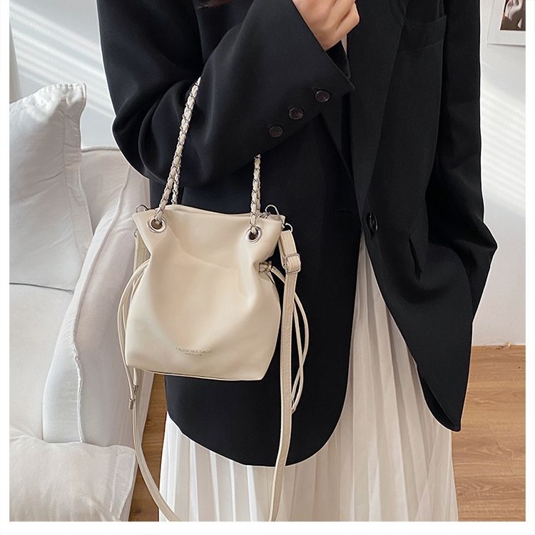 Stylish Solid Colour Crossbody Bucket Bag With Textured Chain Detail_voghion.com