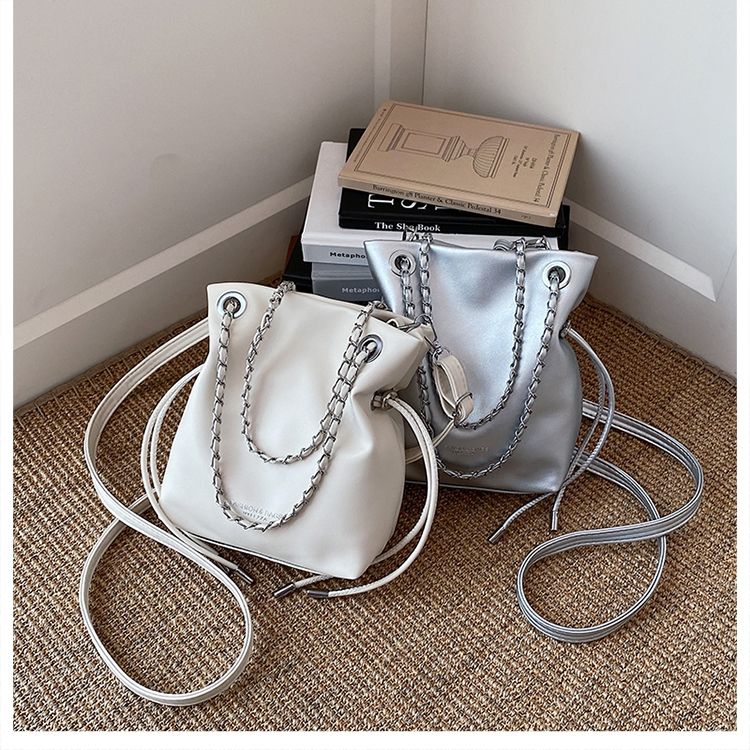 Stylish Solid Colour Crossbody Bucket Bag With Textured Chain Detail_voghion.com