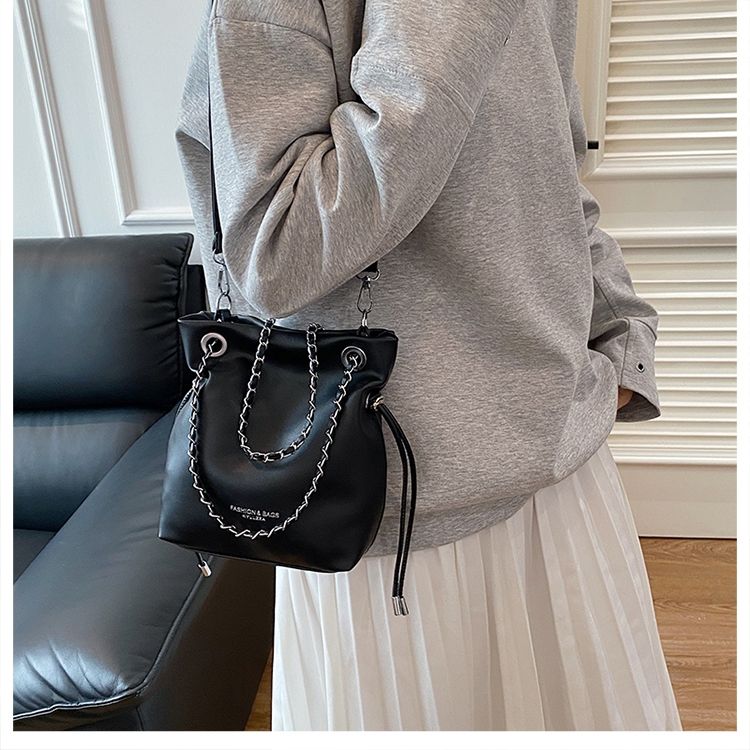 Stylish Solid Colour Crossbody Bucket Bag With Textured Chain Detail_voghion.com