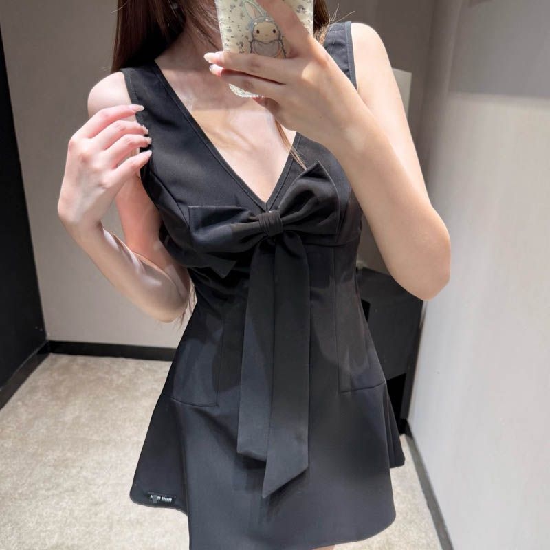 26. Frühlingsfrisches, neues Tanktop mit V-Ausschnitt, Schleife und drapierten Bändern für Damen – ein süßes und stimmungsvolles kurzes Kleid_voghion.com