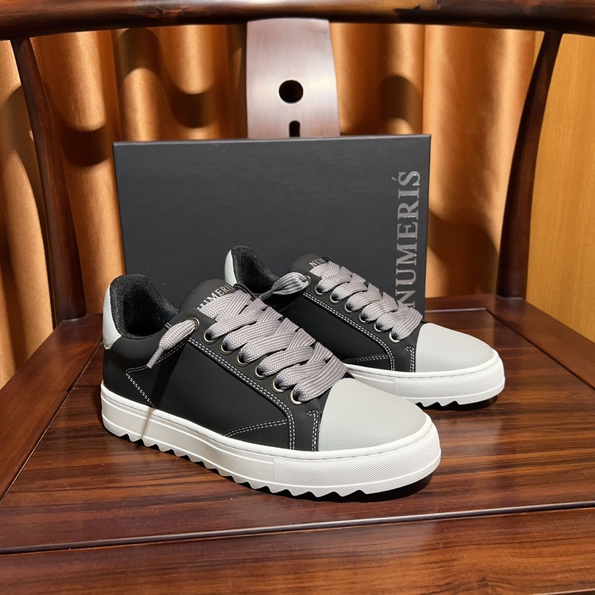 Baskets homme polyvalentes à semelle rouge blanches_voghion.com