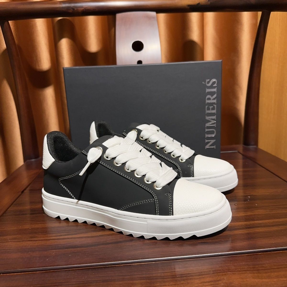 Baskets homme polyvalentes à semelle rouge blanches_voghion.com