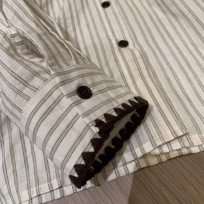 Dam blus med lång ärm broderad med vågig kant brun_voghion.com