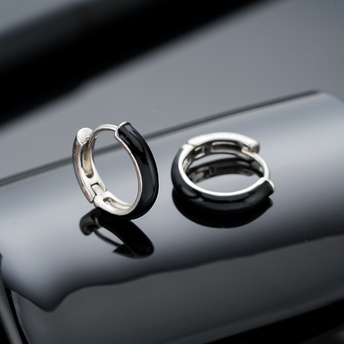 Luxury Oil-drip Hoop Earrings For Men Piercing-friendly Hoops_voghion.com