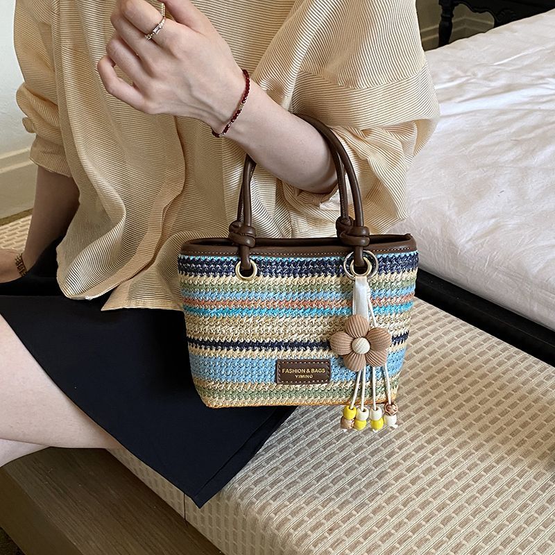 Cestino in paglia intrecciata piccolo da donna, nuovo modello 2026, borsa a mano a righe con blocchi di colore, secchiello, borsa a tracolla estiva con texture_voghion.com