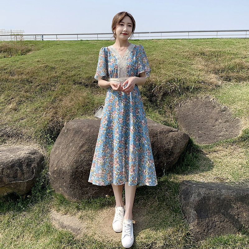 藍色雪紡碎花連衣裙女夏2023夏裝新款女裝收腰顯瘦v領中長款裙子