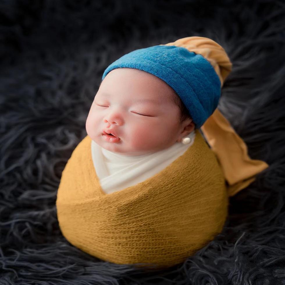 新生儿拍照服装戴珍珠耳环的少女婴儿满月照影楼宝宝艺术写真照衣拼团
