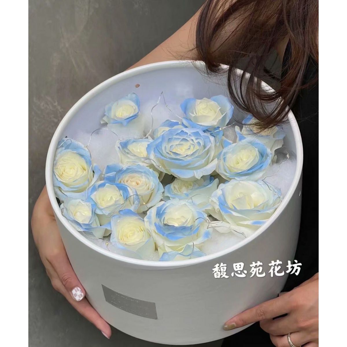 泉州晋江石狮厦门碎冰蓝白玫瑰抱抱筒闺蜜生日情人节鲜花同城速递