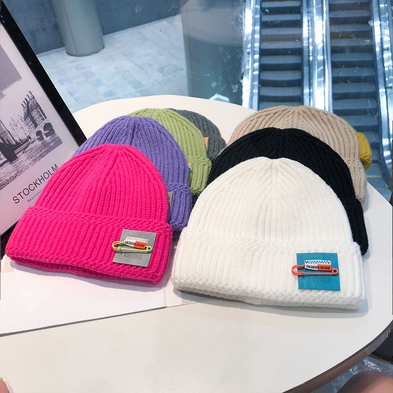 Hösten och vintern Varm yllehatt Barnmode Pin Etikett Stickad Guapi-mössa Koreansk version Trend Vit Kallmössa Män_voghion.com