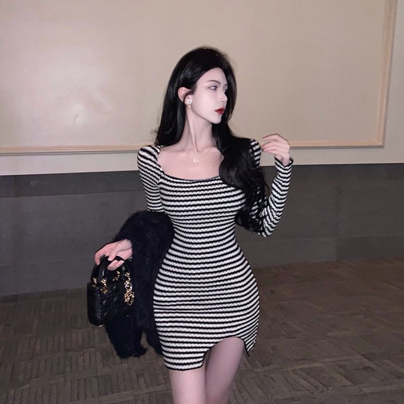 显胸大纯欲包臀短裙性感辣妹冬装配大衣内搭显身材针织条纹连衣裙
