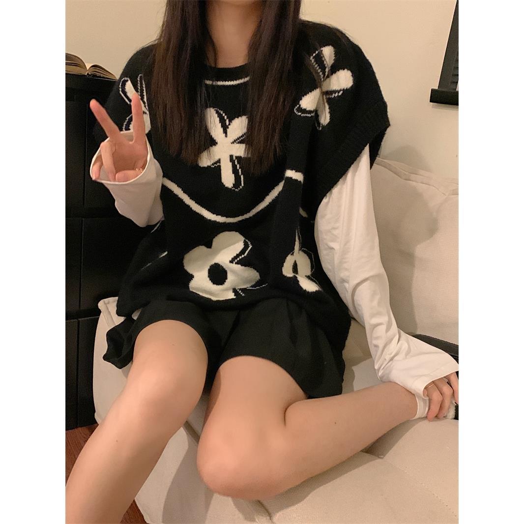 [Three-piece suit] Retro knitted vest female spring and autumn loose layered waistcoat sweater vest T-shirt pleated skirt