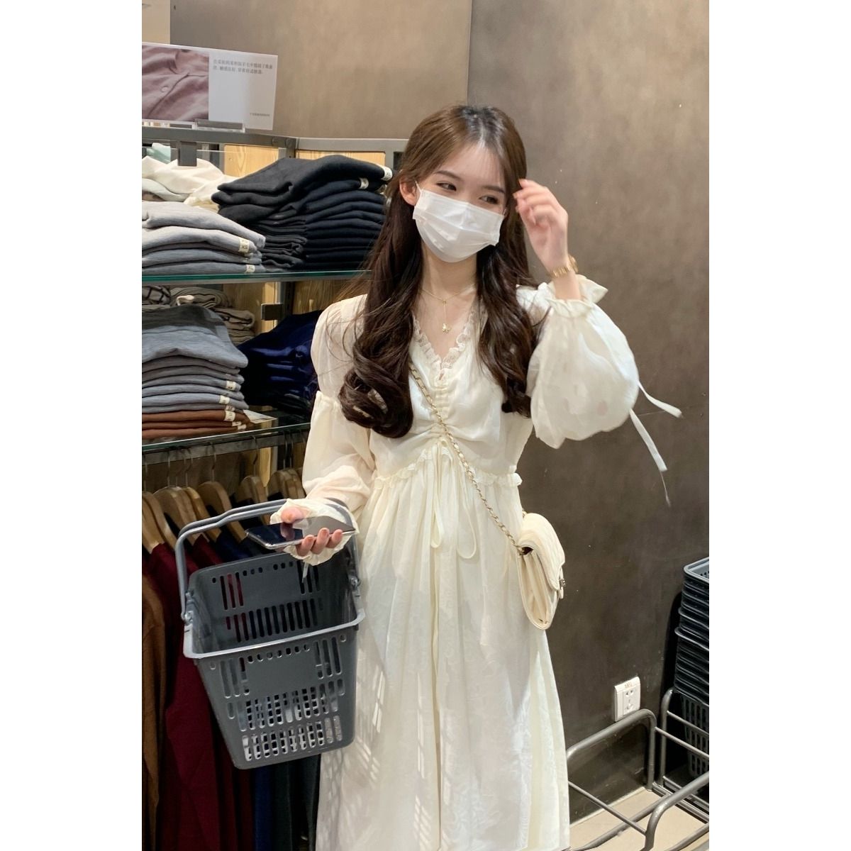 French style dress for women in early spring, palace style, V-neck, long-sleeved, temperament, waist-cinching fairy skirt, bottoming, inner long skirt