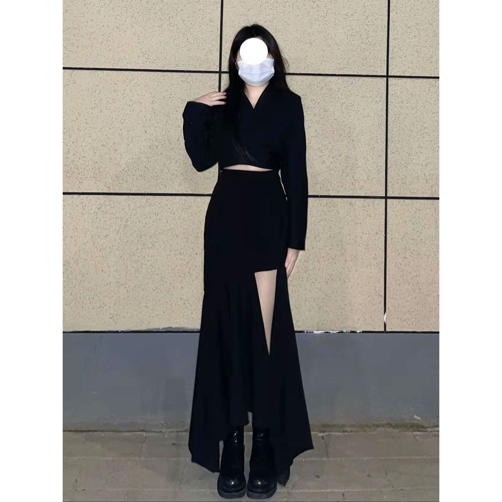 In early spring of 2022, the dark Department wears a two-piece suit with a Korean version of a small minority with a slim waist and a ruffled high waist skirt