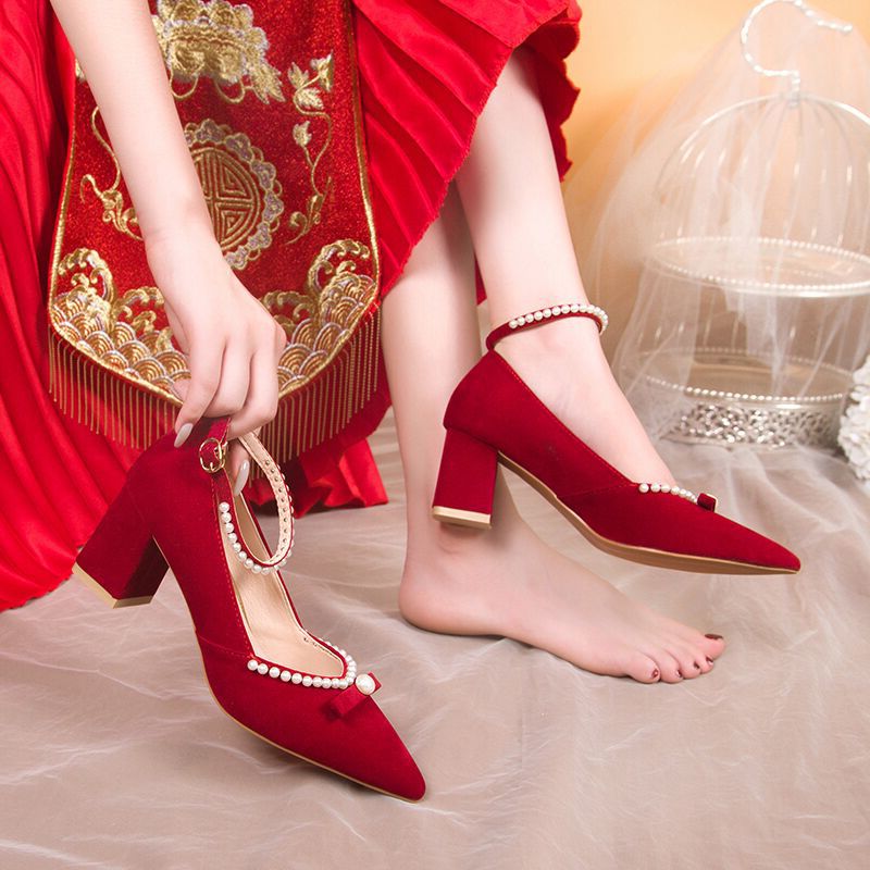 婚鞋女低跟一字帶新款中式秀禾服新娘鞋不累腳紅色高跟鞋孕婦可穿