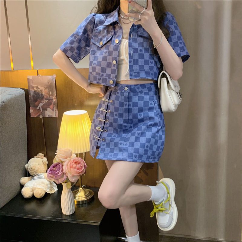 Small fragrance temperament women's summer clothes 2022 new sweet and spicy design sense of love lattice short sleeved jacket two-piece set