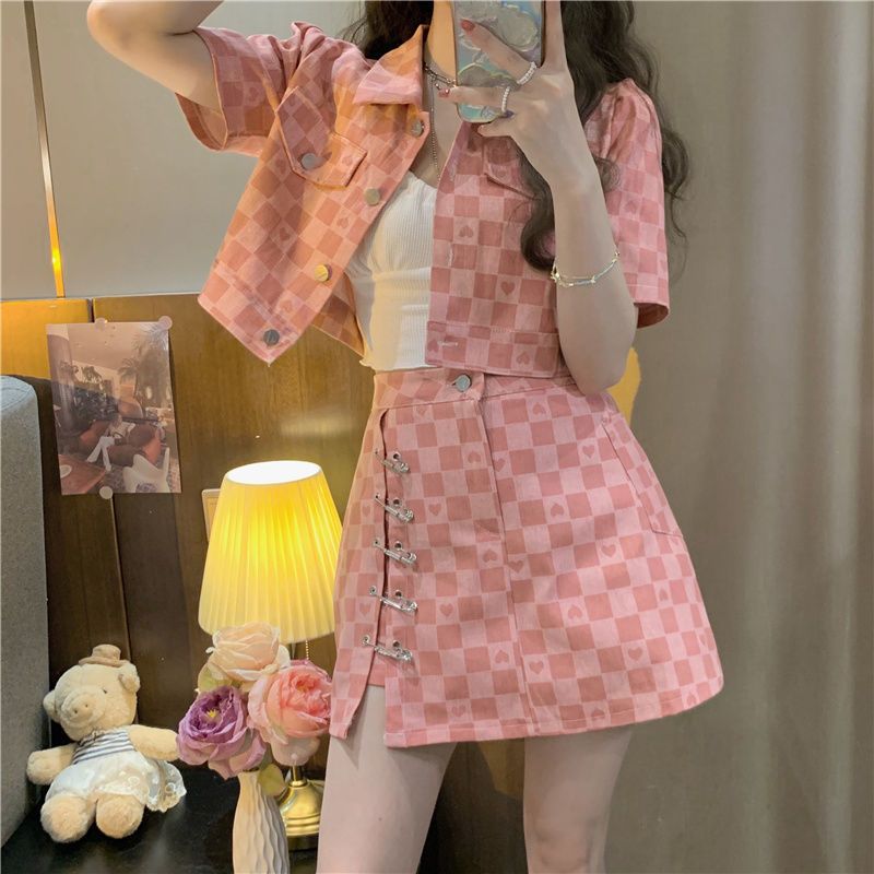 Small fragrance temperament women's summer clothes 2022 new sweet and spicy design sense of love lattice short sleeved jacket two-piece set